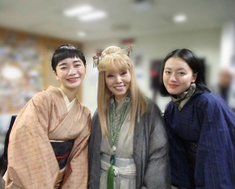 見上愛、研ナオコ、上坂樹里のオフショット（見上愛公式Instagramより）