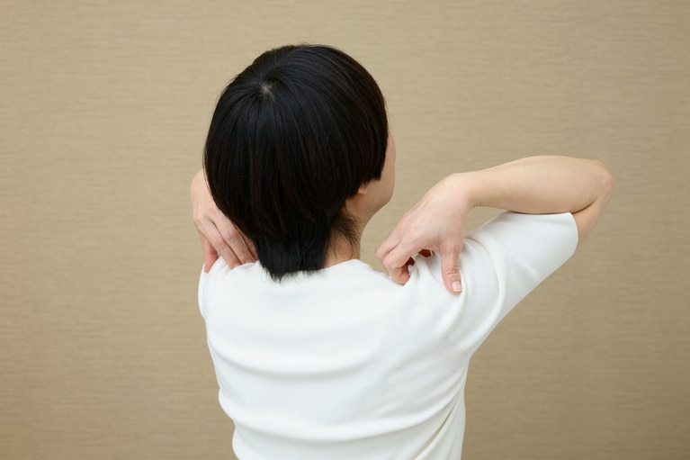 肩のストレッチで首のむくみを撃退！　まずは両手を肩に沿えたまま、肘を前方上部に引き上げる。