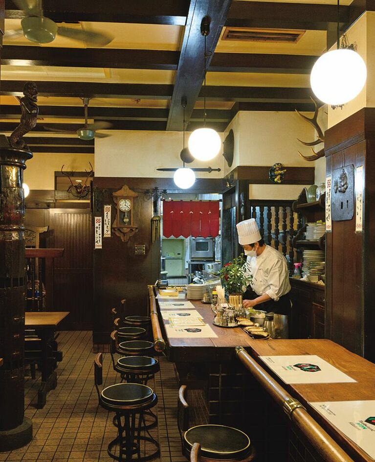 1936年創業の店は昨夏、代替わりしたばかり。五代目の日笠公太氏は、「1グラムも無駄のないよう、『肉は金のように扱え』と教えられました」。
