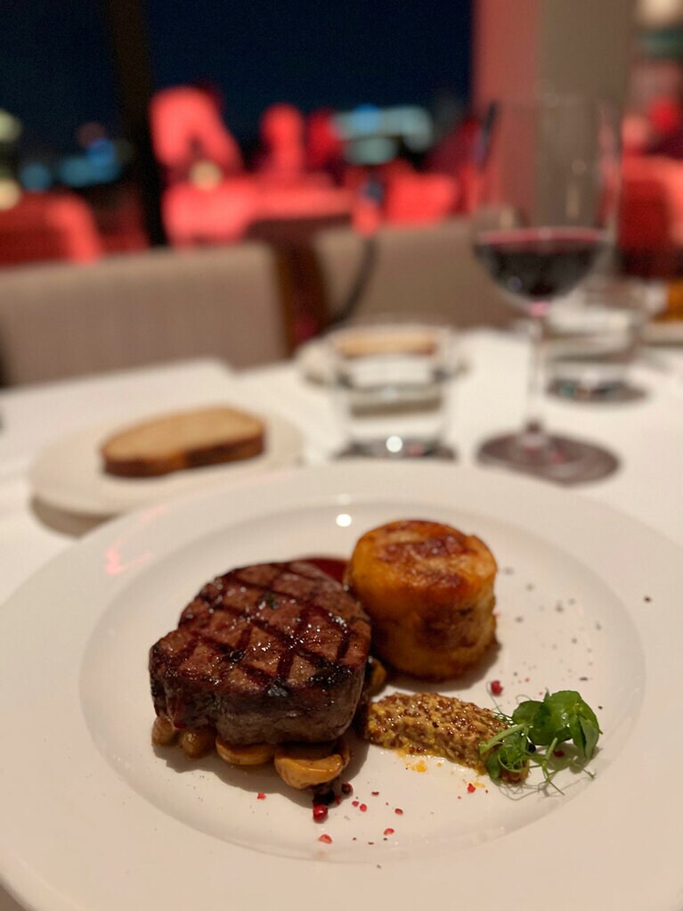 マッシュルームシチューの上に載ったビーフテンダーロインのグリルとローストポテト。火入れの具合がちょうどよく、柔らかくて美味しい。