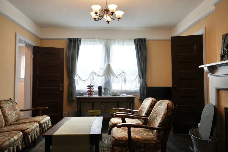 部屋と部屋の間にある談話室。コーヒーメーカーが設置されているのでお好みで楽しんで。