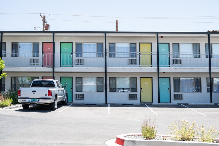 カラフルなドアが可愛い「インペリアル」。