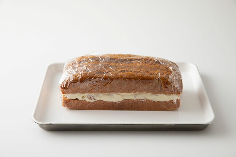 ラップでケーキ全体を巻き、冷蔵庫で一晩休ませる。