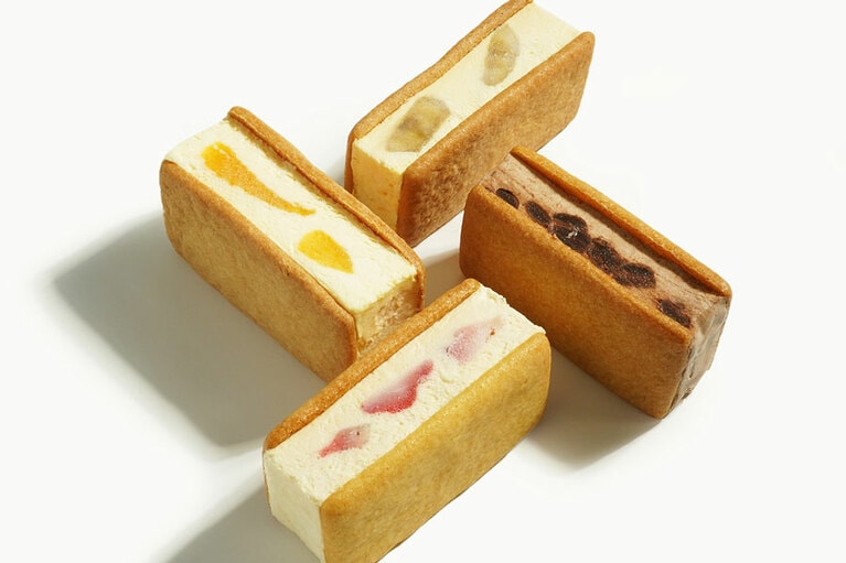 大野屋「クッキーサンド」各400円。手前から時計回りに：いちご味、みかん味、バナナ味、チョコクッキーサンド※～9月中旬まで販売／富山県