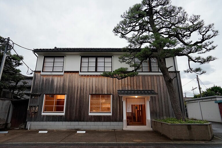 1階はショップと喫茶スペース、2階は1組限定の宿泊施設となっている。