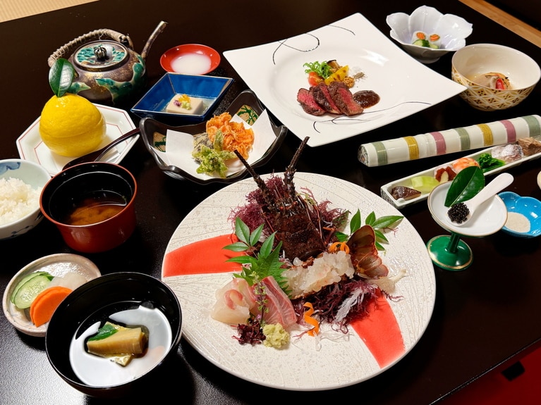 懐石料理の夕食。神仙キャビアに始まり、先附の胡麻豆腐、宮崎県の尾崎牛と新玉ネギ、アジのうの花和えなど8品、造里は宮崎産伊勢海老、タイ、カンパチ、焼物は高千穂牛のヒレステーキ、揚物は春のふきのとうなど、地元の旬の食材をふんだんに使った懐石料理となっている。