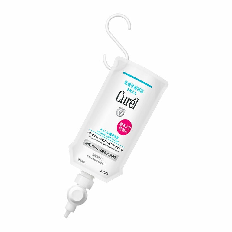 お風呂上がりにまず濡れた肌に塗り、そのあとタオルで体を拭けばOKの保湿クリーム。“潤いバリアラッピング技術”で、セラミド機能成分を含む保湿成分のみが肌に残って、長時間膜で守られているような潤い肌に。弱酸性、無香料、無着色、アルコールフリーで、消炎剤(有効成分)も配合。肌荒れを防ぎます。キュレル バスタイム モイストバリアクリーム(医薬部外品) 310g (つけかえ用) 1,760円、310g(本体) 1,980円 (編集部調べ)／花王