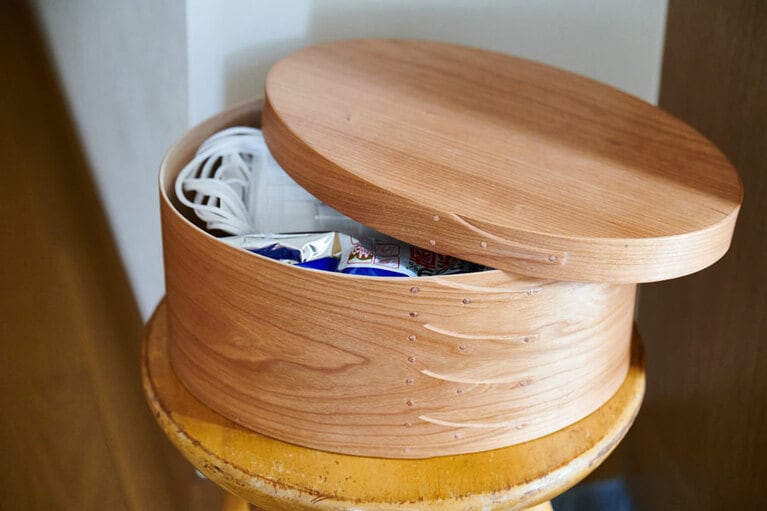 出かける時にここからマスクを取り出して。