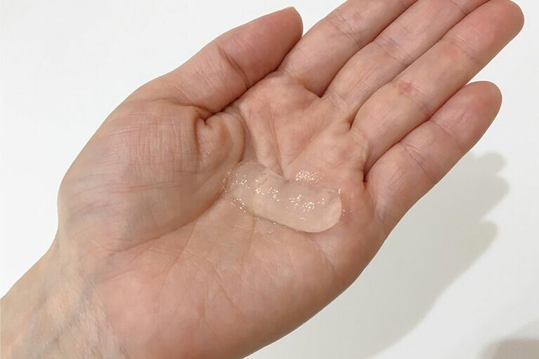 1 回に使う量は、このくらい。タカミクレンジング(100g 税込 3,300円)を使用する場合は、約5cmです。なお、タカミ製品では使用量が、容器裏に書いてあります。