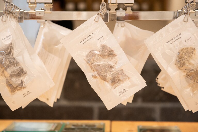 オリジナルブレンドのハーブティーバッグ。「リラックス」「リセット」など目的別に選べる。