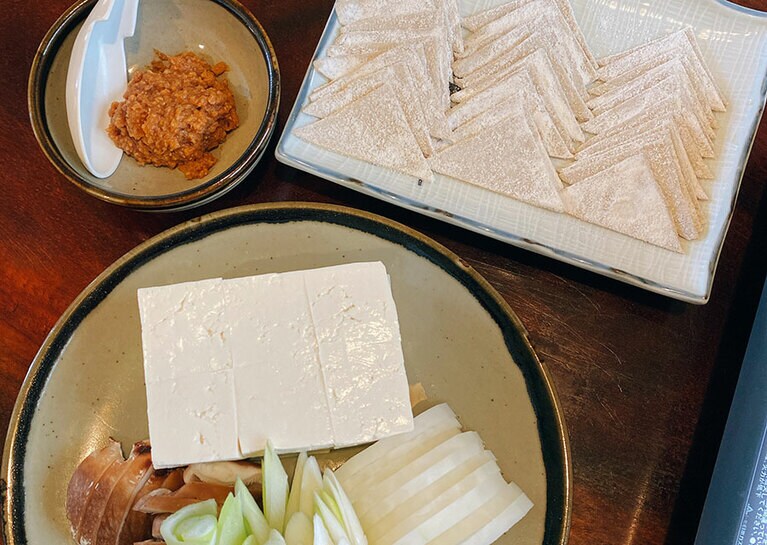 三角形の「そばかっけ」は、地元の産直ショップなどでも購入可能。©伊藤由起