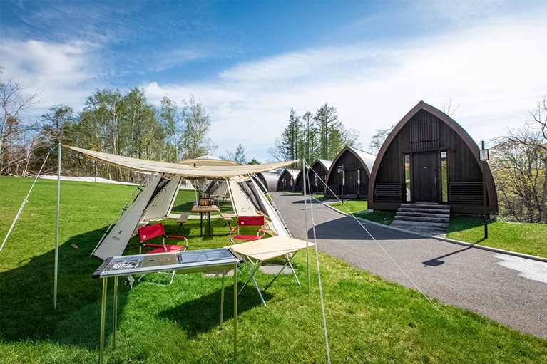 ヴィラ(写真右)の前にはテントがあり、バーベキューなどが楽しめる。