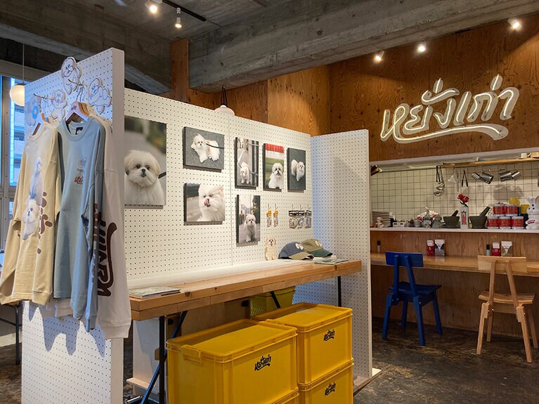 店内中央に写真とお土産を展示。写真パネルも販売しています。