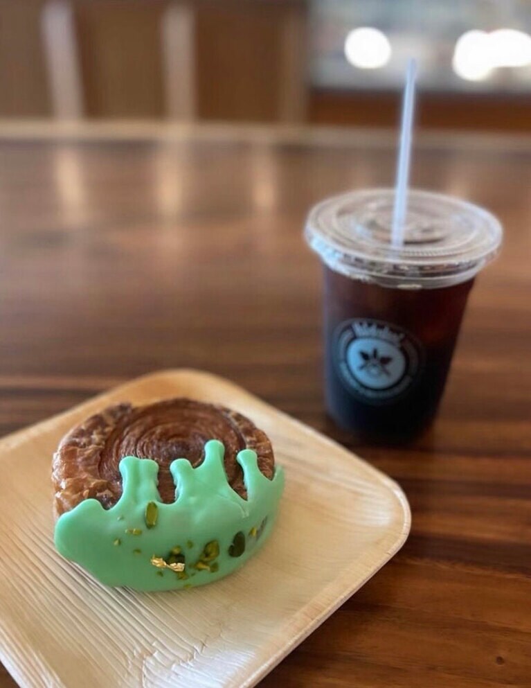 クロワッサン5ドル、NYスタイル・クロワッサン7ドル（写真掲載商品）／ハレクラニ・ベーカリー