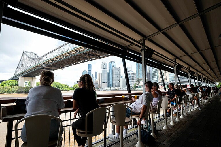 ブリスベン川とストーリーブリッジを眺めながら「乾杯！」。