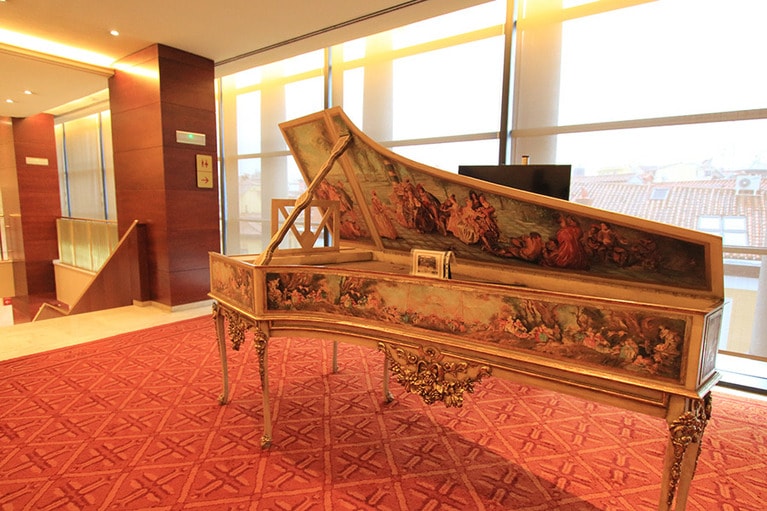 絵画が描かれたグランドピアノ。どんな優美な音がするのだろうか。