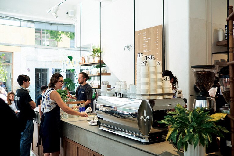 オフィス街なのでランチタイムはほぼ満席。