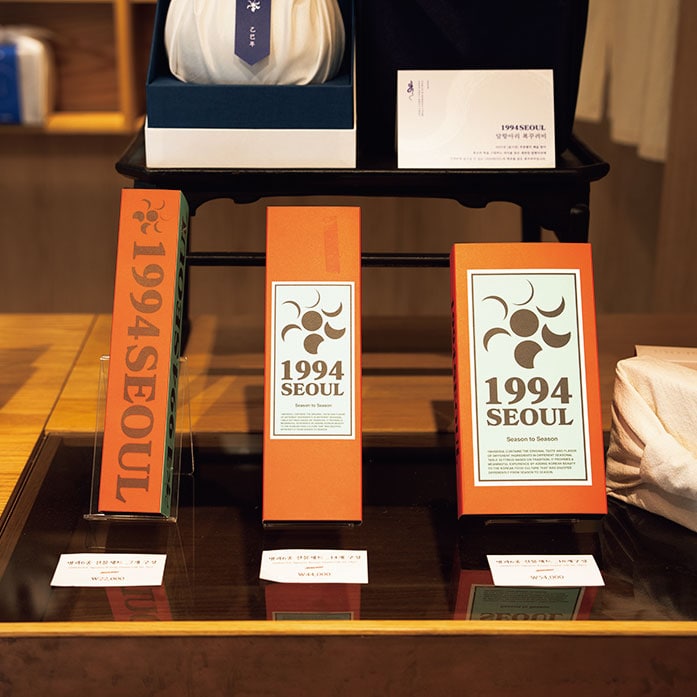 1階のショップでは、日持ちのする薬菓も販売。W22,000～。