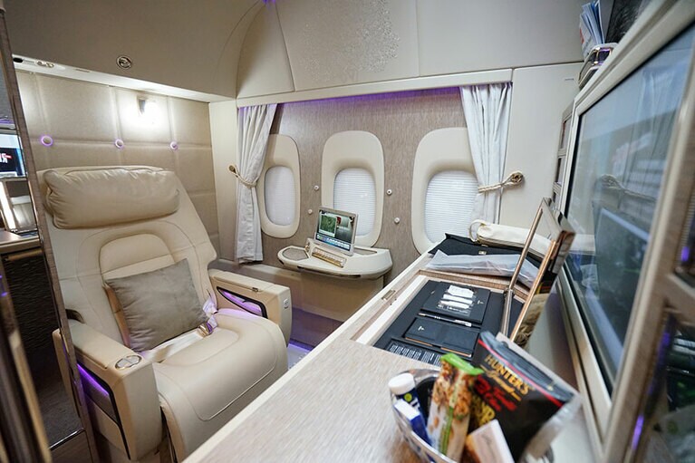 シートはメルセデス・ベンツ監修で、リクライニングすると無重力のように感じる絶妙な角度に設計されていて、窓には通常のブラインドの他にカーテンが掛けられている。