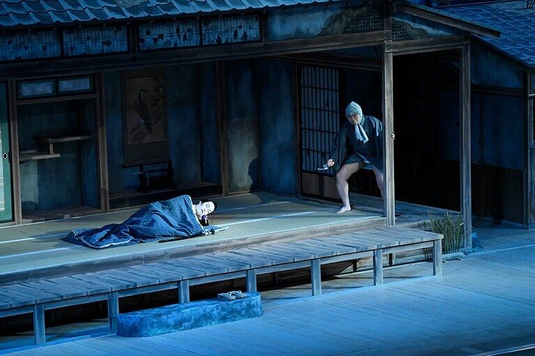 2021年2月歌舞伎座『泥棒と若殿』(左から)松平成信＝坂東巳之助、伝九郎＝尾上松緑。©松竹