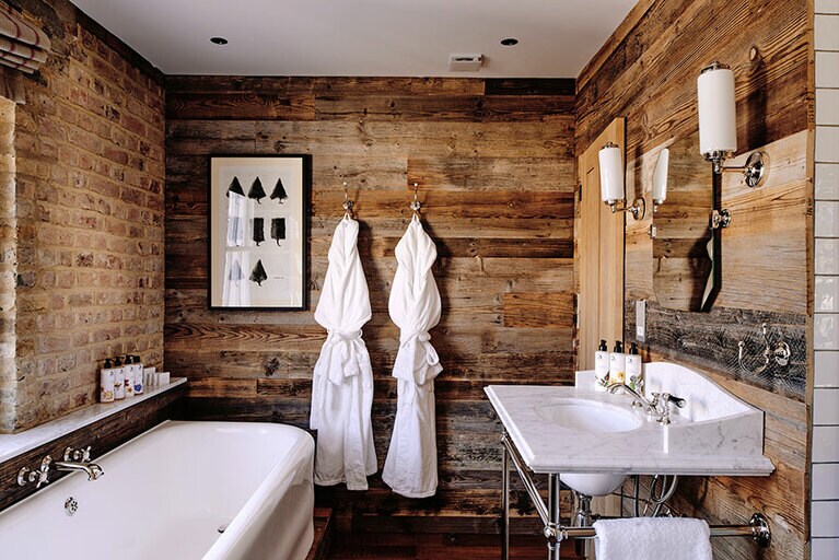 大きなバスルームが魅力の“ザ・ロフト”(1泊 445ポンド～)。