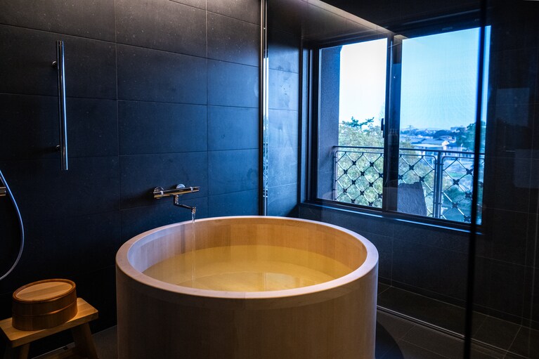 ヒバの木でできた湯船。アメニティには、水郷を守ろうと自然由来のものを使用。