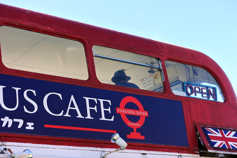 野北にある人気の「糸島LONDONBUS CAFE」。