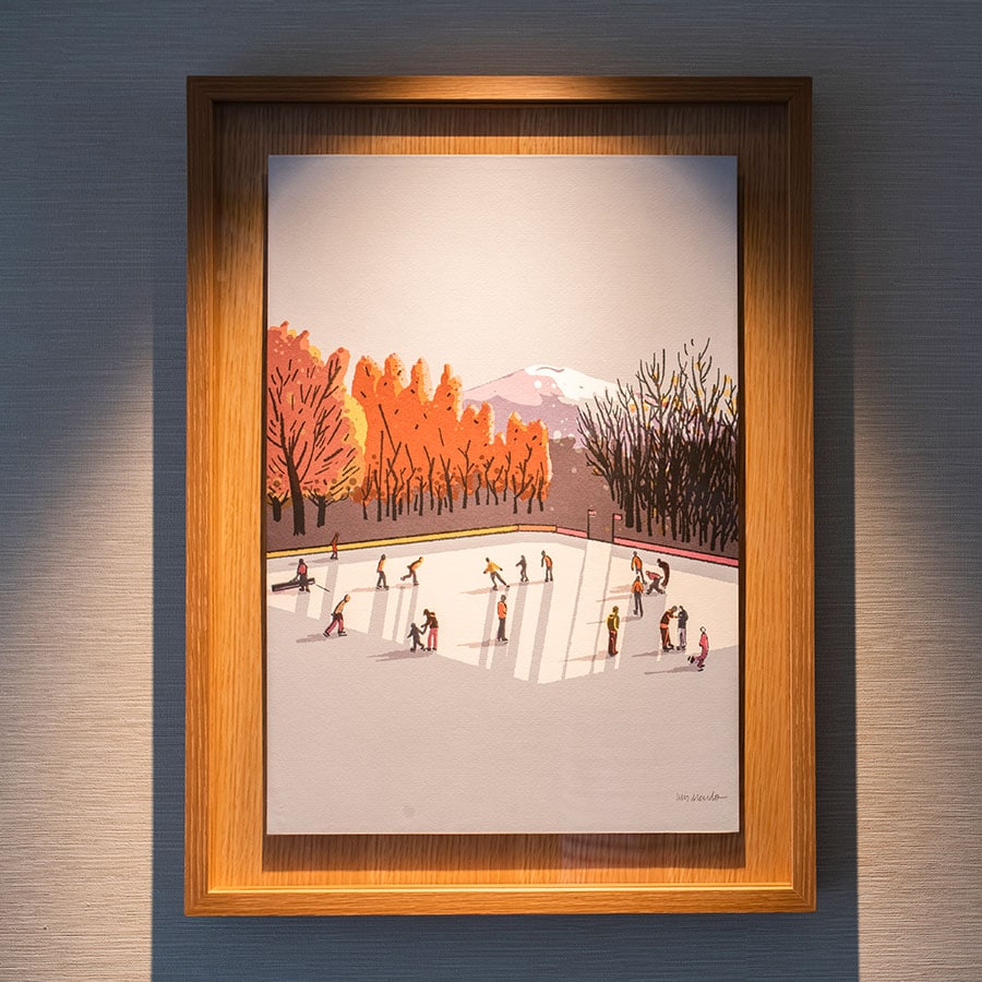 客室へ向かう廊下に飾られている絵はスペイン出身のイラストレーター、ルイス・メンドーさんの作品。