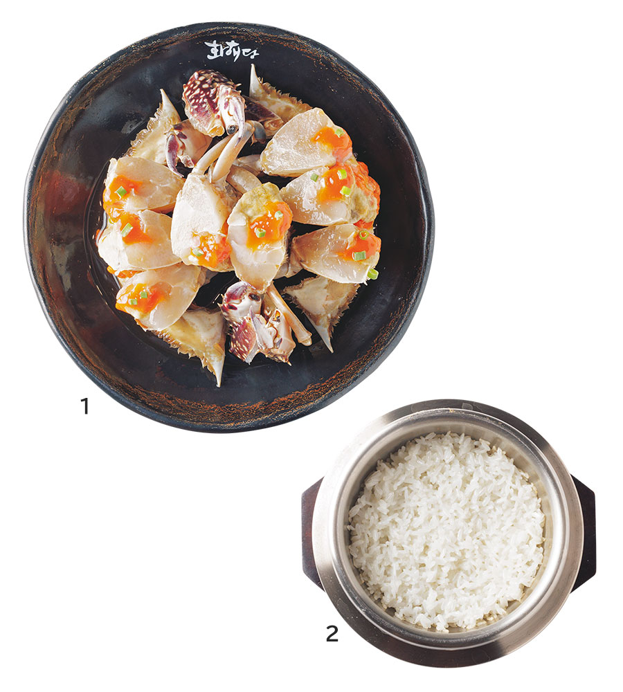 1：カンジャンケジャンの蟹は旬のものを急速冷凍。 
2：釜炊きのご飯。カンジャンケジャンはご飯とケランチムなどのおかず、ご飯のセットでW47,000。1匹追加W39,000。