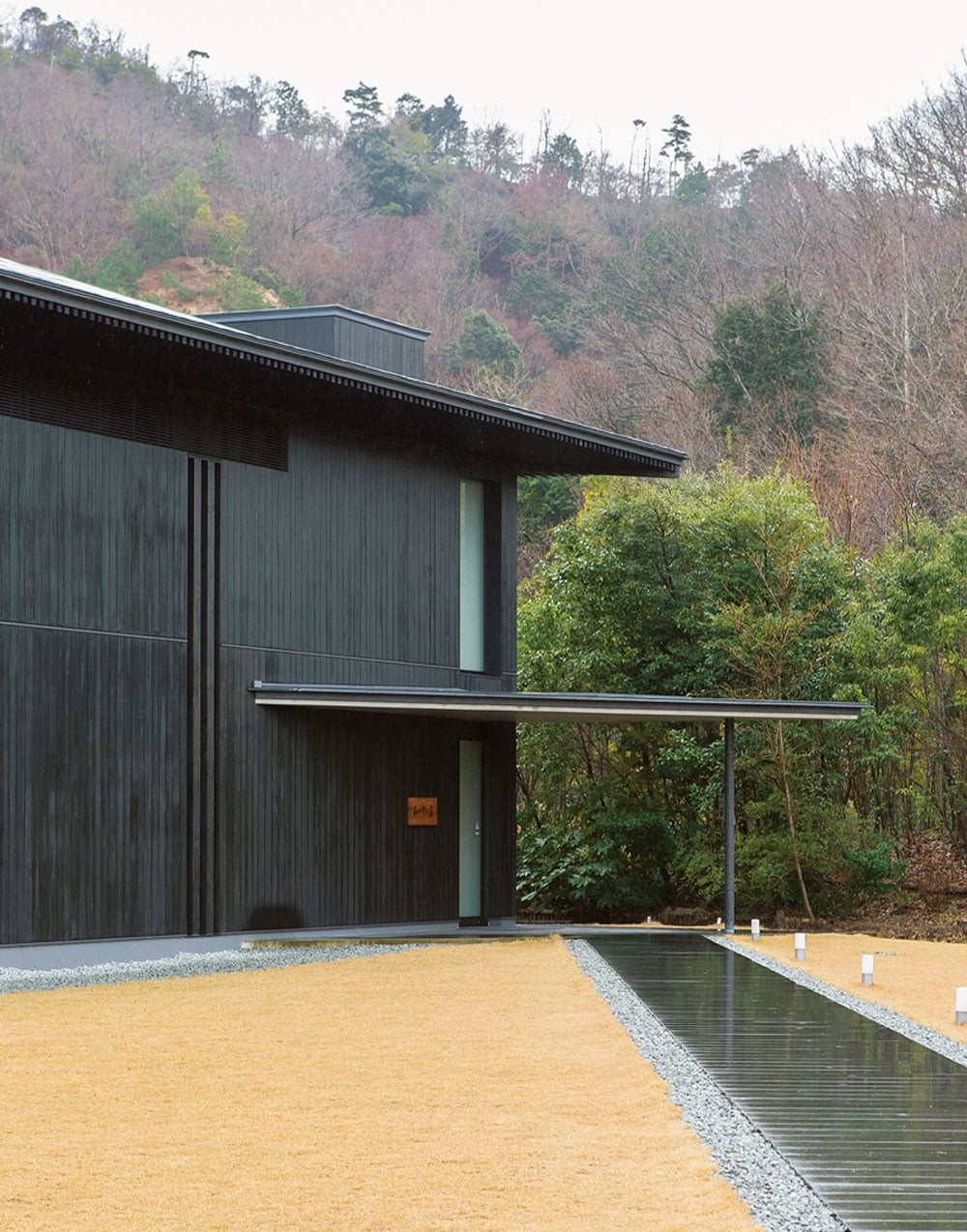 森に溶け込むようにと美術館の外観には黒い杉板を使用。