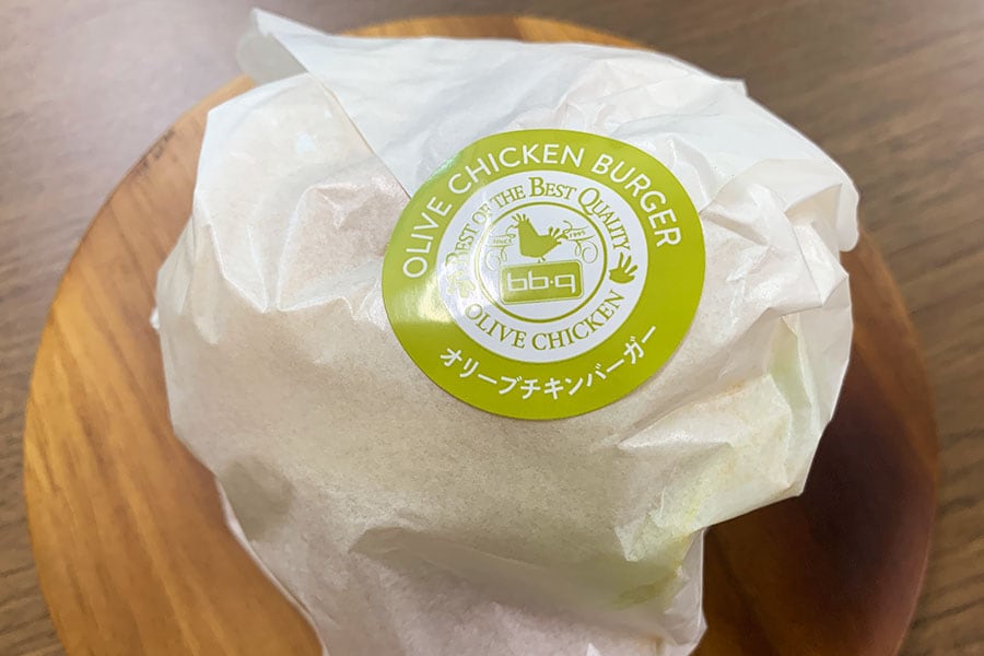 「オリーブチキンバーガー」390円(税込)。