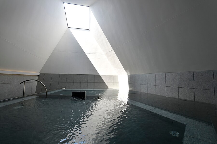 OMO7には特別な施設も。OMO7大阪では温浴棟「湯屋」を設け、天井から自然光が降り注ぐ空間でゆったり温浴体験を。1名 1,000円。