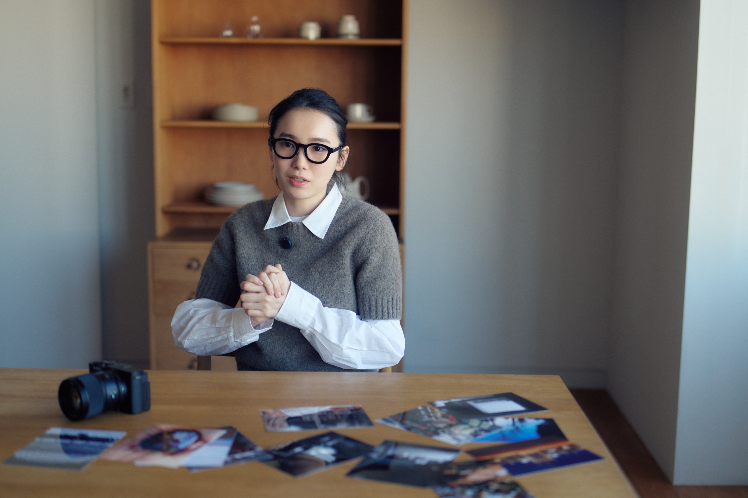 自身で撮影したお気に入りの作品を並べて、今回のインタビューに応える飯豊さん。