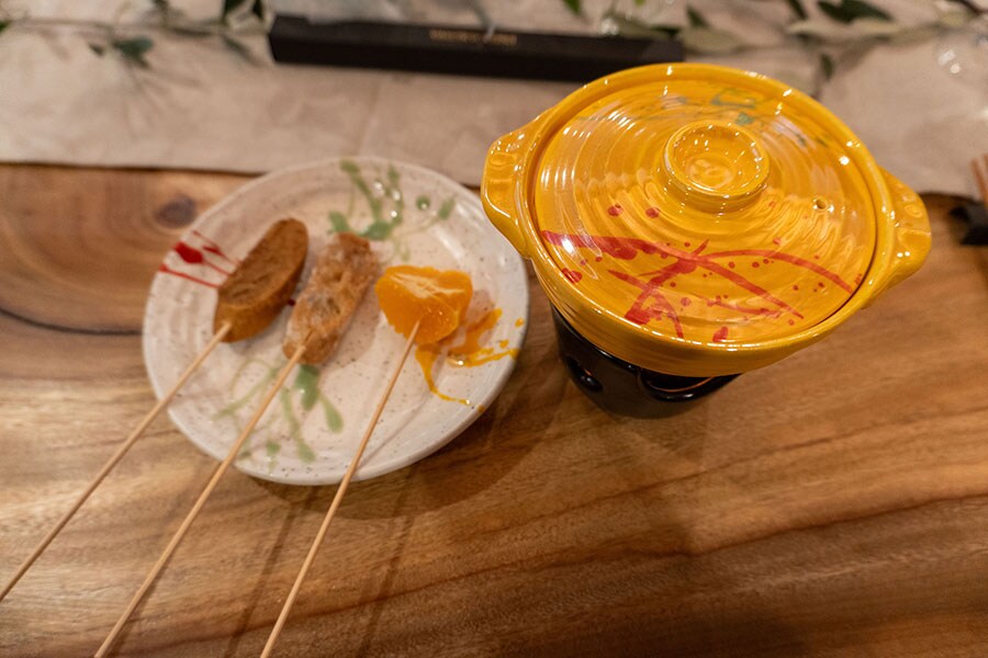デザートの「大地の贈り物」。長崎銘菓の黒棒、白棒、ミカンをチーズフォンデュでいただく。