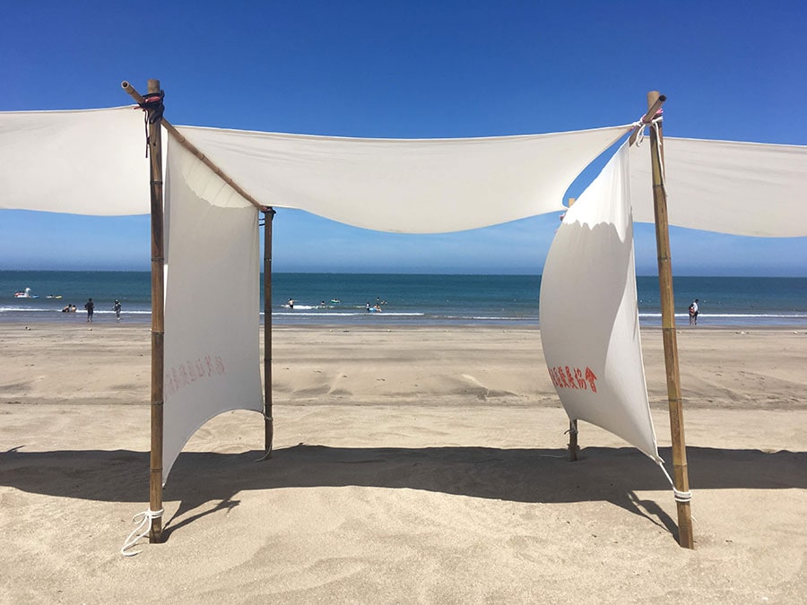 撮影用に設置されたビーチテント。額縁の中の絵のような、海の光景が撮影できます。