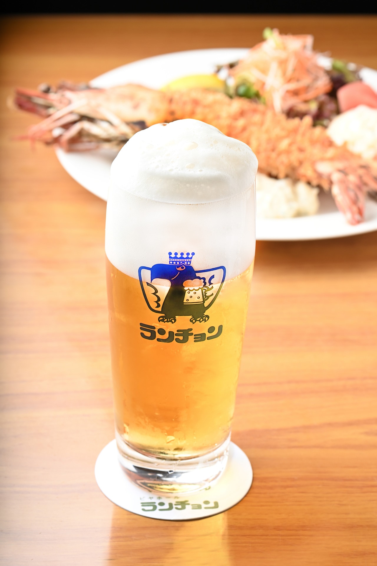 オーナーが必ず注ぐ生ビール（700円）。撮影＝石川啓次