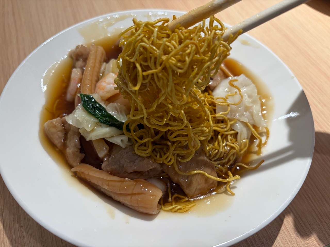 1人でもじゅうぶん食べきれるサイズ。1皿200元はやや高めに感じるかもしれませんが、納得のおいしさです。テーブルにお酢はないのですが、お店の方にお願いして加えれば、さらに味わいが引き立ちます。