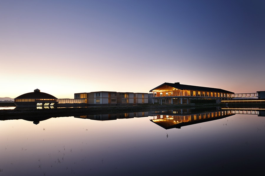 ホテルを囲む田んぼは、時々刻々、四季折々に色合いや姿を変え、田植え前には鏡のような水盤、実りの秋には黄金色の稲穂が揺れる美しい風景が楽しめる。