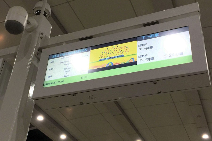 電光表示板は中国語、英語で電車および駅周辺のバスの時刻が案内されます。