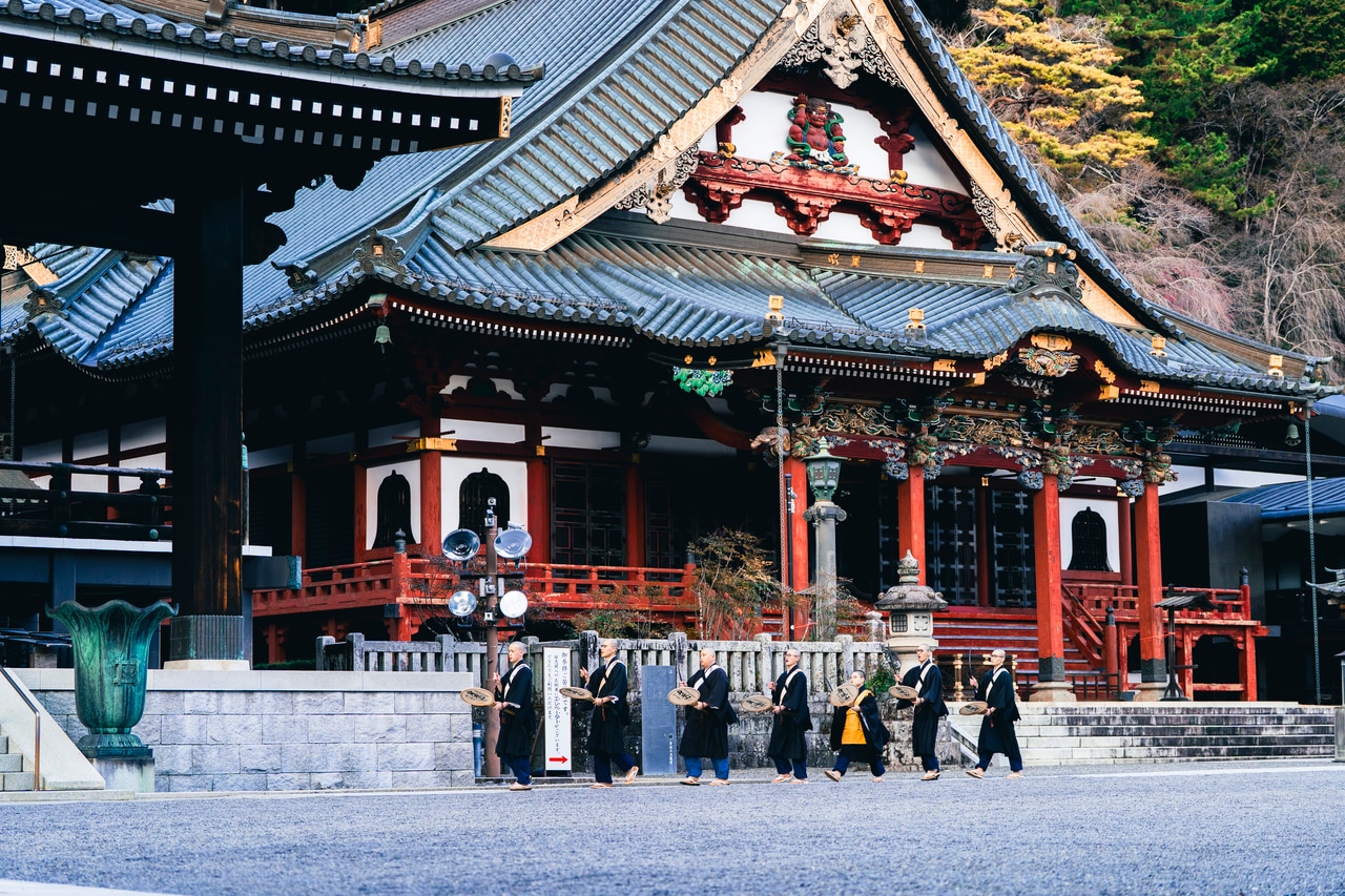 身延山久遠寺。夕べの行脚(あんぎょ)をするお坊さんたち。