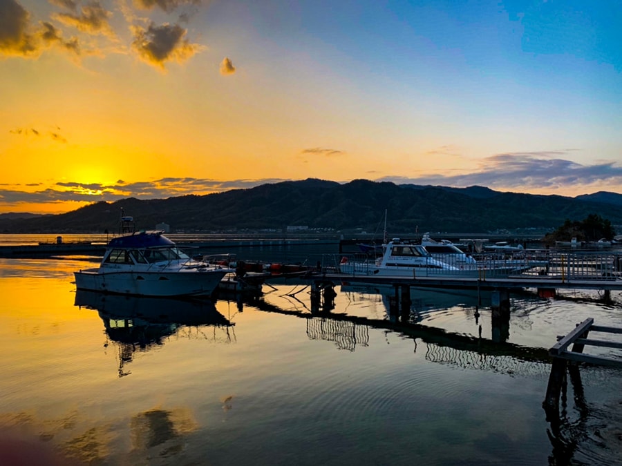 隣接する、田井宮津ヨットハーバーの夕景。