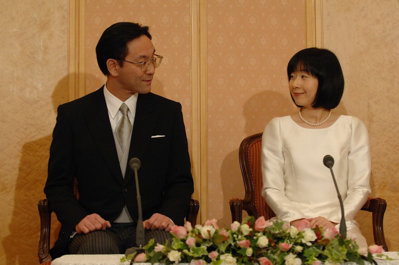 2005年11月15日、結婚式後の記者会見での黒田慶樹さん、清子さん　©JMPA