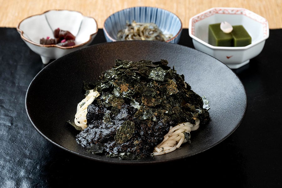 海苔めん（お茶一種／和菓子付き）3,000円、単品 1,800円。※副菜は季節によって変わります。