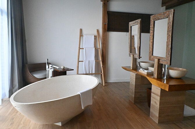 バスタブとシャワーブースからなるバスルーム。シャワールームはセミオープンで、波音が下から聞こえてきます。