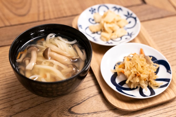 21時頃にはロビーラウンジで、あんかけうどんと2種の小鉢のお夜食が。