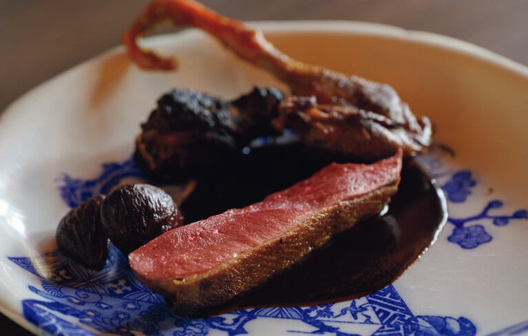 冬場に獲れた相川の真鴨。胸肉はロースト、手羽の部分はグリルしたものを濃厚な旨みのソースサルミで。