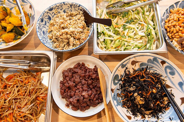 石川屋食品店の手作り和惣菜の数々。食材はもちろん、水、調味料にいたるまで信頼できるものを使っている。