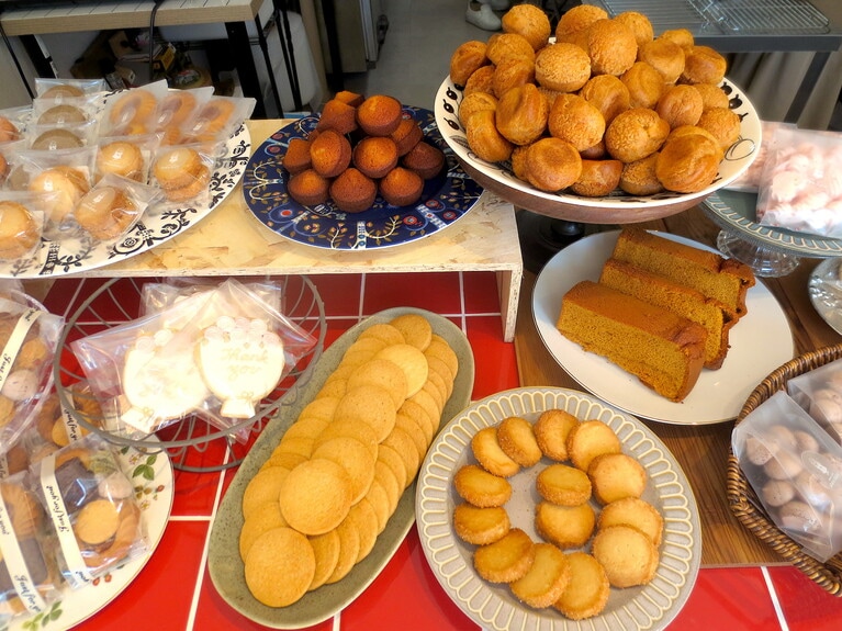 開店時間には、お菓子がカウンターにいっぱい並んでいます。