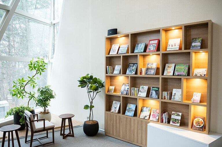 森のライブラリーに置いてある書籍は客室に自由に持っていくこともできる。