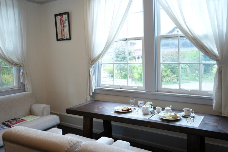 広々とした窓辺で、洋館街の一角を眺めながら、おいしいひととき。